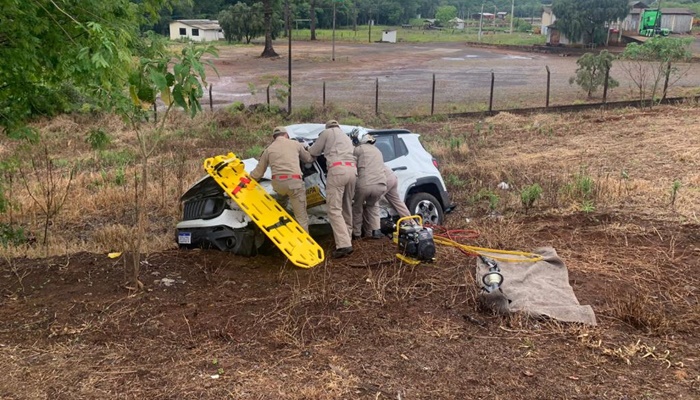 Laranjeiras - Motorista fica encarcerado após colisão entre bitrem e carro na BR-277